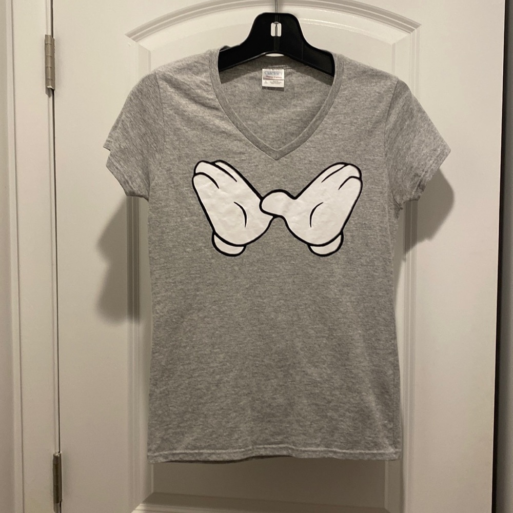 Gildan gray tee.